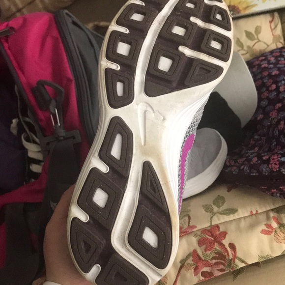 NIKE TENNIS SHOES! - Picture 2 of 4